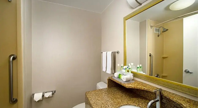 Двухместный люкс c 1 комнатой Holiday Inn Express Baltimore at the Stadiums by IHG