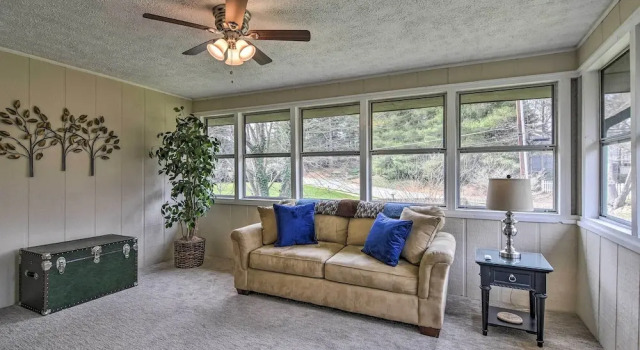 Condo w/ Sunroom, Near Downtown Hendersonville!, Забронировать Отель Хендерсонвилл Северная Каролина