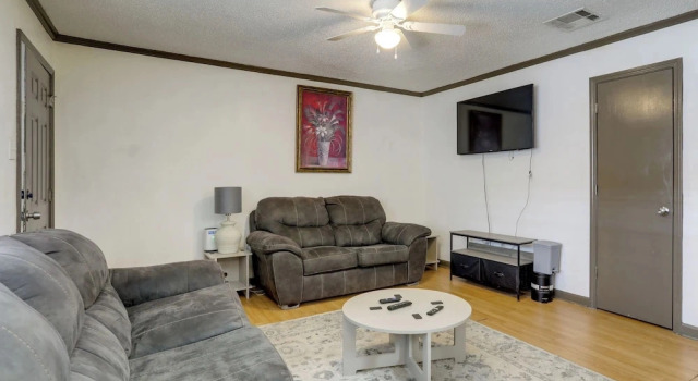Walk to LSU Campus & Bars! Condo w/ Community Pool, Забронировать Апартаменты/квартира Апартаменты Батон-Руж, рядом с Highland Village Shopping Center, Апартаменты/квартира