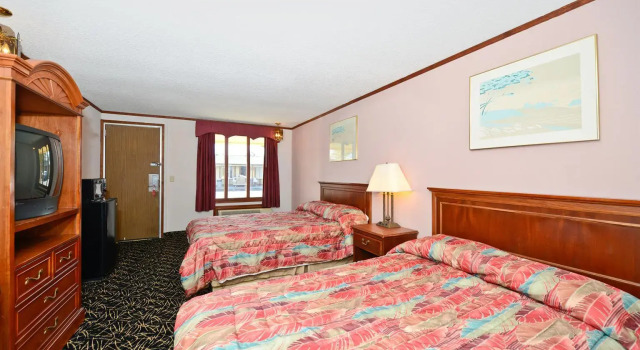 Четырёхместный номер Standard Americas Best Value Inn & Suites Warren Detroit