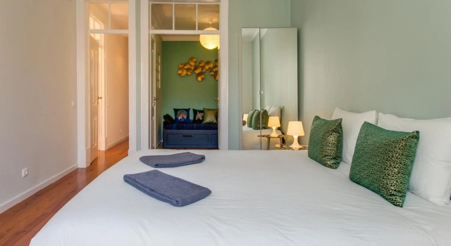 Spacious, Bright and Newly Renovated 2 Bedroom Apartment, Lisbon Historical Center, Madragoa