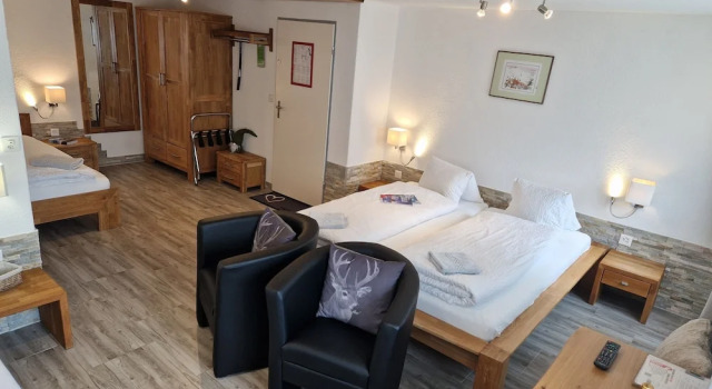 Четырёхместный семейный номер Standard c 1 комнатой Hotel Paradis-Leukerbad-Therme