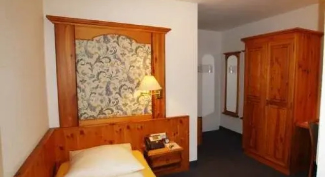 Hotel Goldener Hirsch, Забронировать Отель Отели Фридрихсхафен 3 звезды, рядом с Культурный центр «Дом графа Цеппелина», 3*