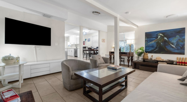 Artful Room With private courtyard