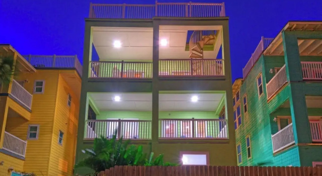Walk to the Beach Ocean Views, Balcony Dining & Open Living Beachview 54 by Avantstay