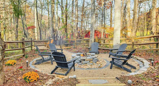 Коттедж Hot Tub & Stone Fire Pit: Smoky Mountain Oasis!