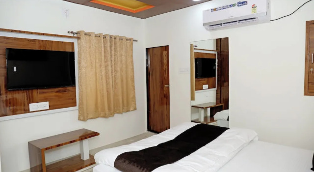 Номер Deluxe с балконом Radhe Krishna Hotel and Restaurant