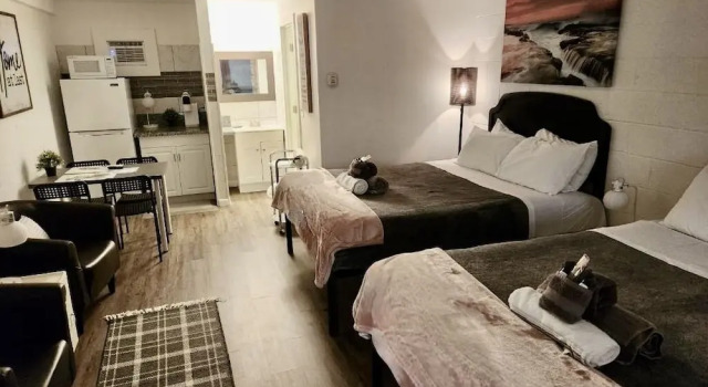 Четырёхместный номер Classic Rolling Hills Motel