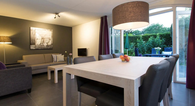 Luxurious villa with washer and dishwasher, in a green area, Prenota Villa Hotel a Limburgo con parcheggio, Parcheggio