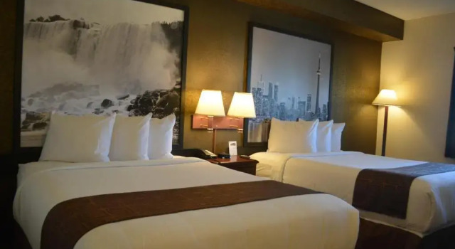 Люкс Super 8 by Wyndham Ambassador Bridge Windsor ON
