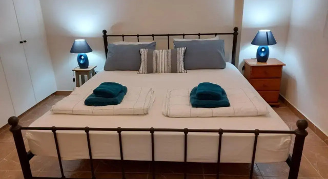 Queens Gardens suite by the sea, pool and mall, Rezerwuj Hotel Hotele w Pafos z parkingiem, w pobliżu Paphos Archaeological Park, Parking