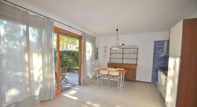 In vacation residence , 40 mt from the sea,apartment for 4-6 people, on the ground floor with a priv-villa marina int 2 Ostro