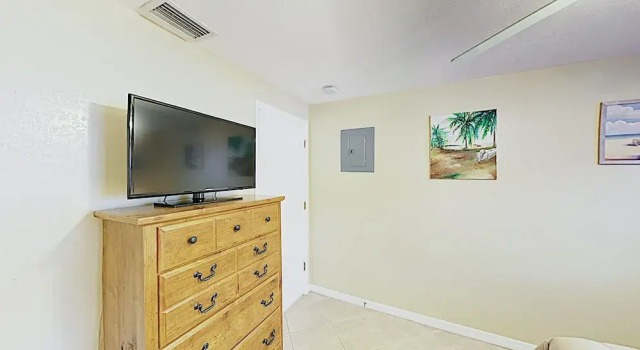 New Listing! All-suite - Steps To Beach 2 Bedroom Apts, Забронировать Апартаменты/квартира Апартаменты Мадейра-Бич, рядом с The Church by the Sea, Апартаменты/квартира