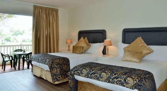 Четырёхместный семейный номер Standard с балконом и с видом на залив The Estuary Hotel & Spa
