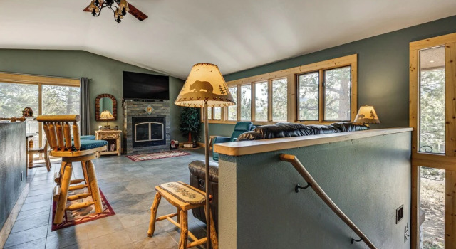Estes Park Home w/ AC - 1/2 Mi to Lake & Downtown!, Забронировать Отель Отели Эстес-Парк с парковкой, рядом с Lake Estes 9-Hole Golf Course, Парковка