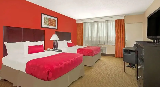 Двухместный номер Standard с видом на бассейн Ramada Plaza by Wyndham Fayetteville Fort Bragg Area