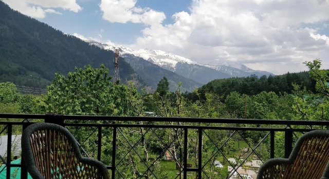 Кровать в общем номере Madpackers Manali