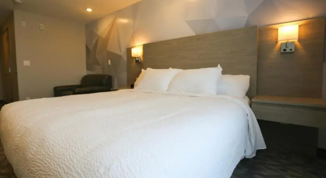 Номер Deluxe Days Inn by Wyndham Calgary North Balzac