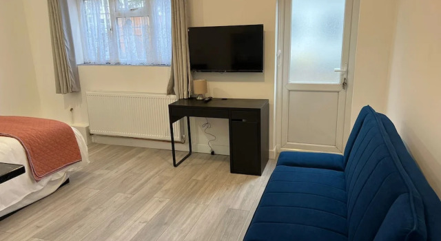 Remarkable 2-bed Apartment in Ilford, London