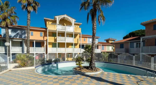 Апартаменты Beachside Apartment With Pool