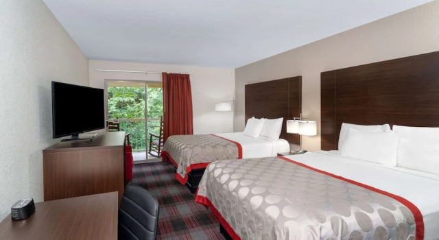 Четырёхместный номер Standard с балконом и с видом на воду Ramada by Wyndham Maggie Valley