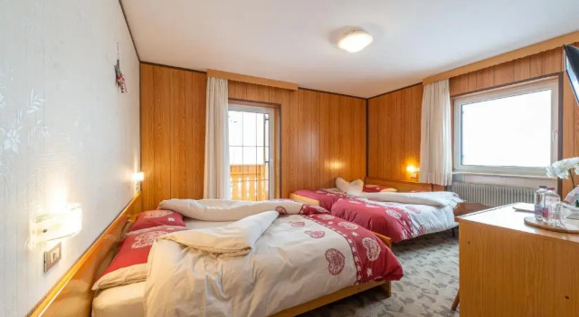 Четырёхместный номер Standard Spires Hotel