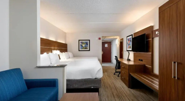 Двухместный люкс Holiday Inn Express & Suites Charlotte Arpt-Belmont by IHG