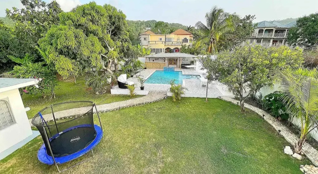 Вилла с балконом Attalia Villa 5-bed in Runaway Bay Near Ocho Rios