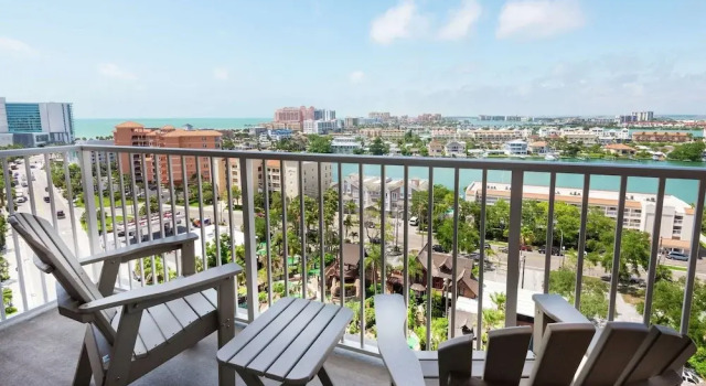 Четырёхместный номер Standard с балконом и с видом на город Hampton Inn and Suites Clearwater Beach