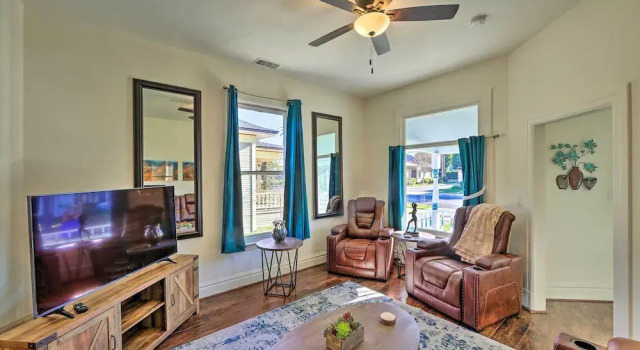 Коттедж Riverside House w/ Yard ~ 1 Mi to Downtown!