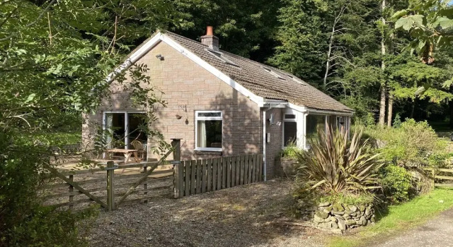 Коттедж Country Cottage Sleeps 6 w Hot Tub & Dog-Friendly