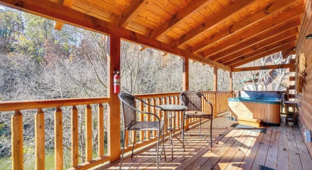 Коттедж Romantic Cabin w/ Hot Tub in Pigeon Forge!