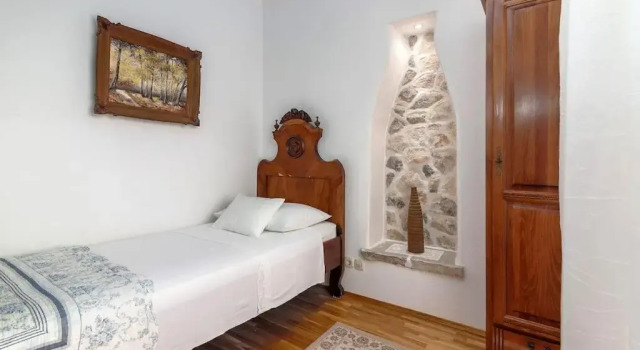 Вилла 4 bedrooms seafront Villa LAURUS with heated pool for up to 8 people