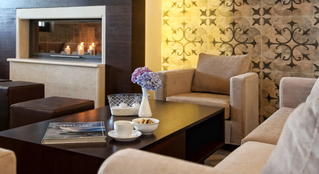 Theta Hotel, Rezerwuj Hotel Hotele w Mouresi z basenem, Basen