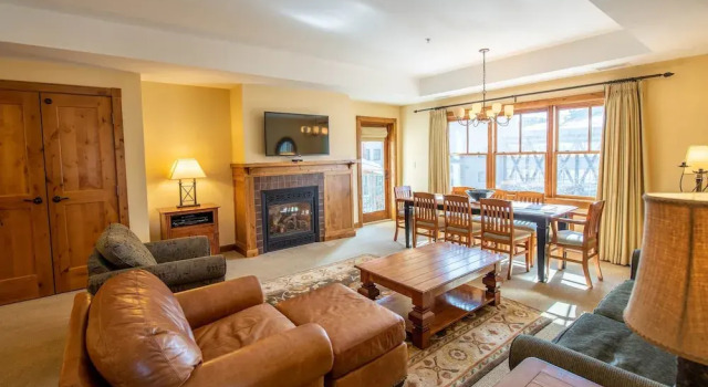 Spacious 3 Bedroom Condo with Balcony in Mountaineer Square 3 Condo - No Cleaning Fee! by RedAwning, Book Lejlighed Hoteller i Crested Butte Mountain med parkering, Parkering