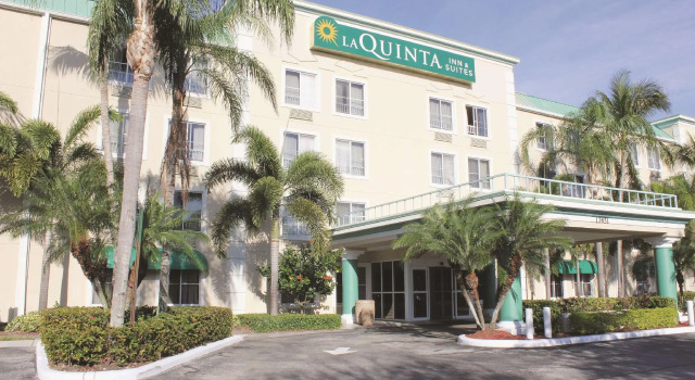 Кровать в общем номере La Quinta Inn & Suites by Wyndham Sawgrass