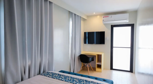 Полулюкс с балконом The Madeline Boutique Hotel & Suites