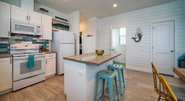 Коттедж 2 Homes in Old Town by Avantstay Sleeps 19, Pool, Newly Built Walk to Eats, Music, & More
