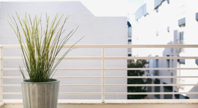 Апартаменты Lets Holidays White Apartment with Terrace, AC & Parking, Near Beach