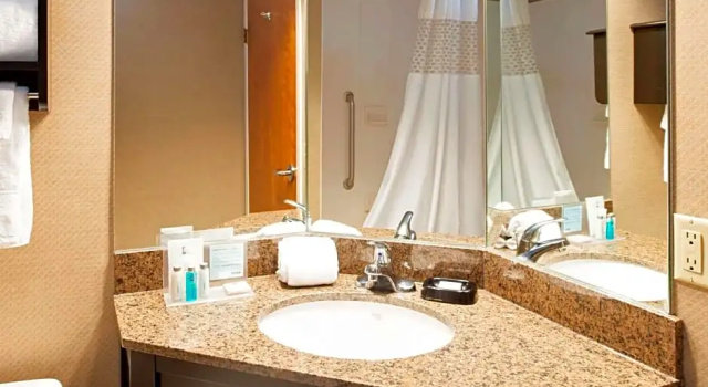 Двухместный номер Standard с видом на бассейн Spark By Hilton Stevensville