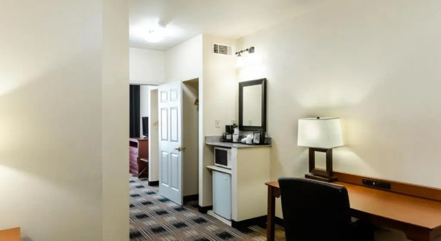 Четырёхместный люкс c 1 комнатой Country Inn & Suites by Radisson, Helen, GA