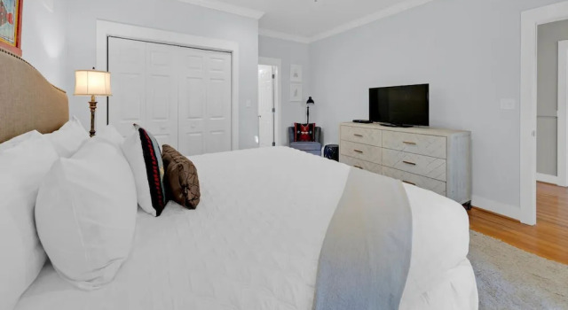 Spacious 4-bedroom Beach Retreat: Ideal for Families & Groups!