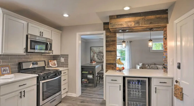 Коттедж с 2 комнатами Pet-friendly Home - 1/2 Mi to Downtown Willoughby!
