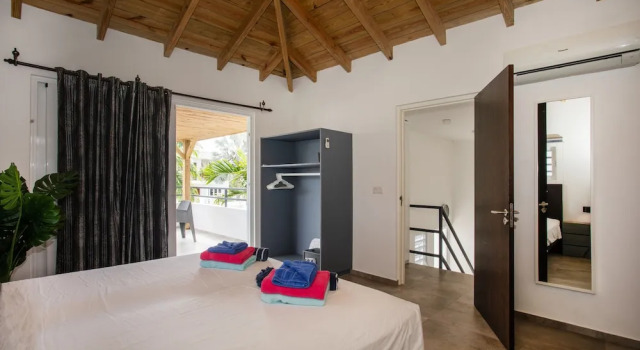 Casa Maria Curacao. Luxury 6 Bedroom Villa Next to Supermarket & Jan Thiel Beach, Забронировать Вилла Отели Виллемстад с парковкой, рядом с Jan Theil, Парковка