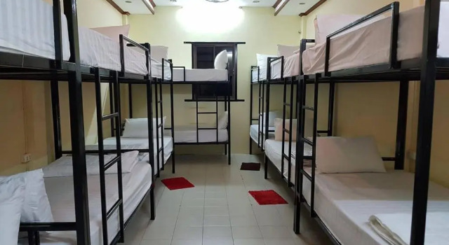 Кровать в общем номере Intouch Guest House