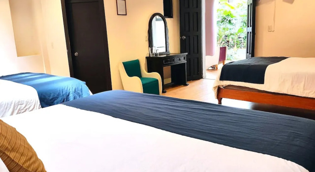 Трёхместный номер Comfort Hotel Jardines del Centro