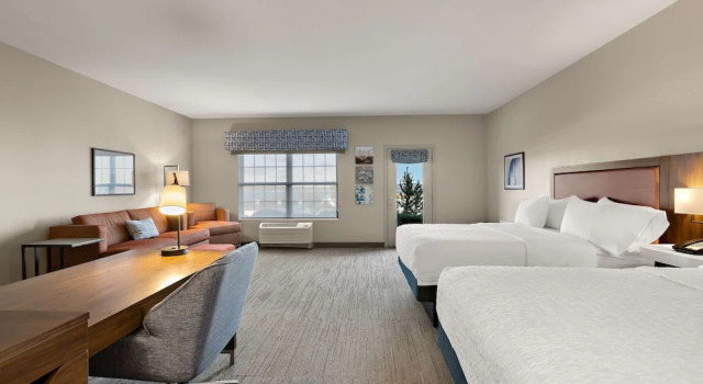 Люкс с балконом Hampton Inn & Suites Petoskey