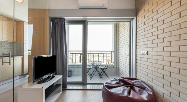 Dragon Stadium Studio w Balcony by LovelyStay