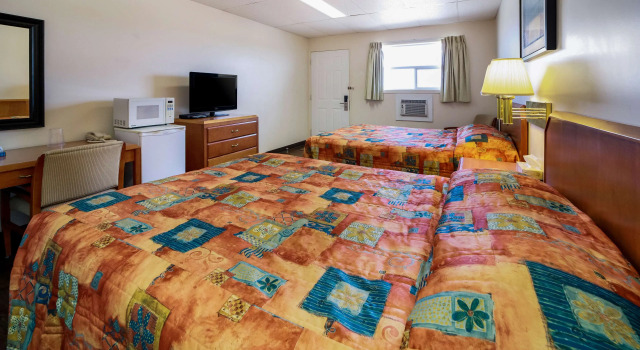 Четырёхместный номер Standard Canadas Best Value Inn Fort St John