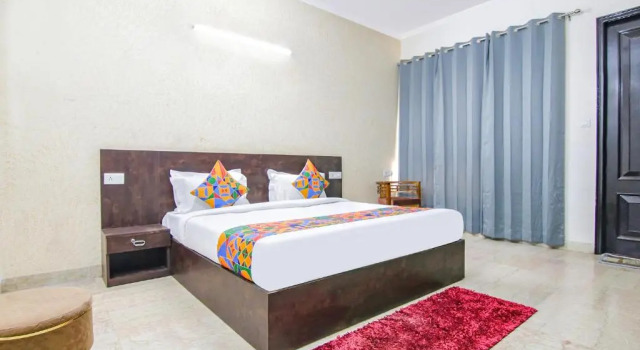 Люкс FabHotel Nirvana - 600m from CK Birla Hospital Gurgaon